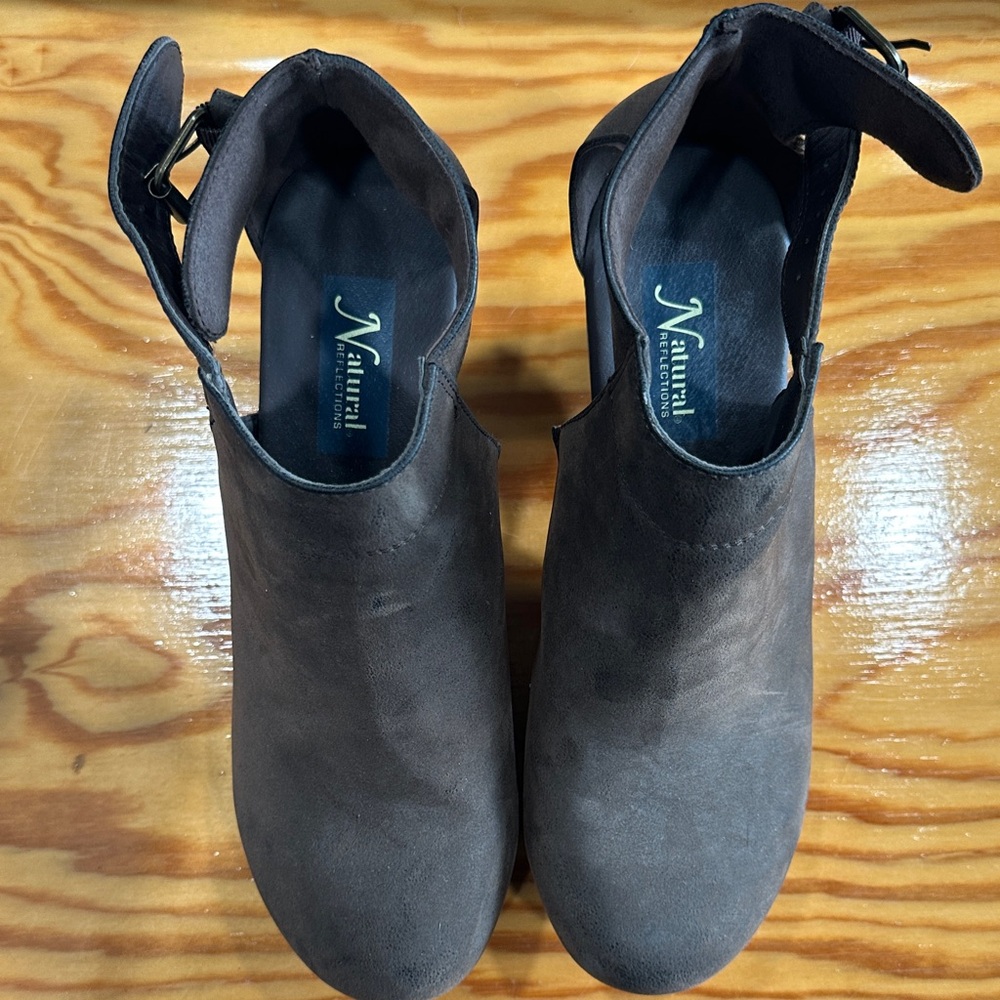 Natural Reflections Womenβsβ sz 8.5 Ankle Bootie Clogs